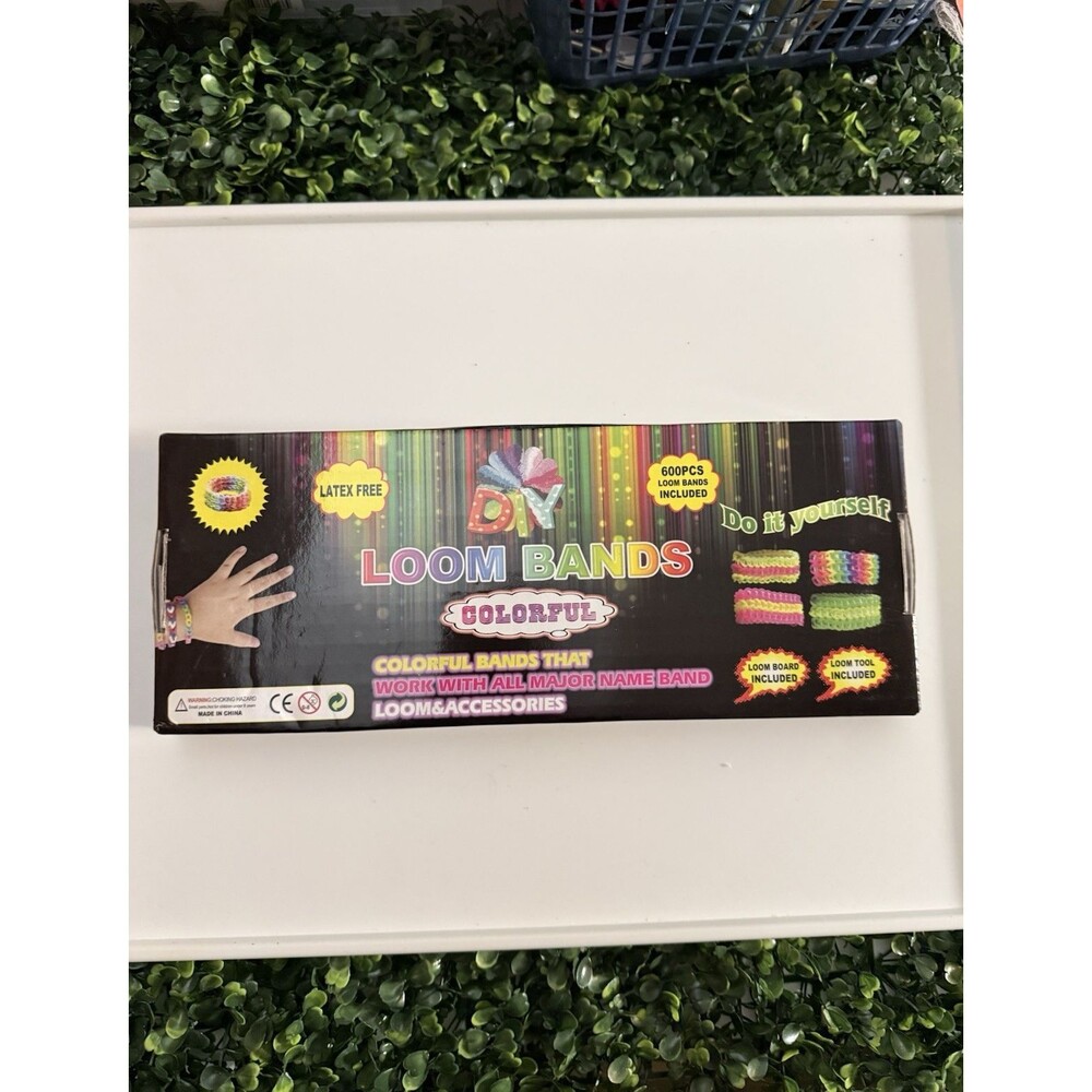 Deluxe Loom Bands Kit Latex Free 1000 rubber bands, 6 Charms, Loom Board NEW
